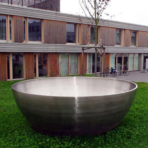 Schüssel, Latten und Vitrine - Thom Barth - sk2fn212